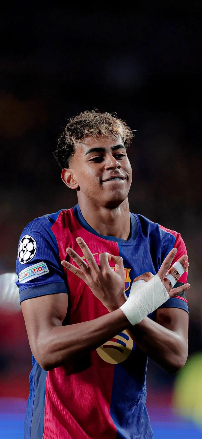 欧冠半场：克瑙夫打破僵局，法兰克福1-0巴塞罗那（欧冠半场战报：克瑙夫先拔头筹，法兰克福暂1-0领先巴塞罗那）