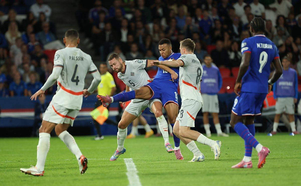 日媒：日本国门铃木彩艳预计13日在日本接受手指骨折手术（日媒称日本门将铃木彩艳预计13日于国内接受手指骨折手术）