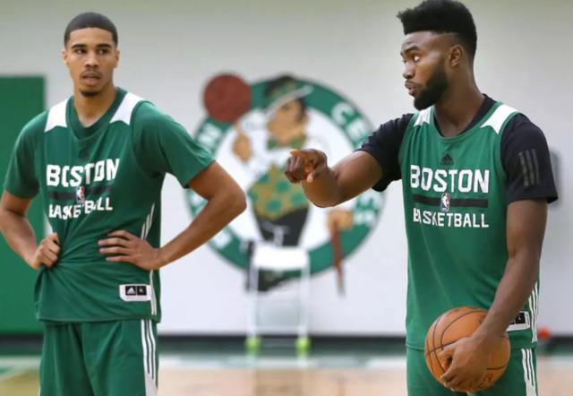 詹姆斯：英格拉姆当年还是个年轻人，如今已是经验丰富的老将（詹姆斯：英格拉姆从青涩新秀蜕变为经验老到的老将）