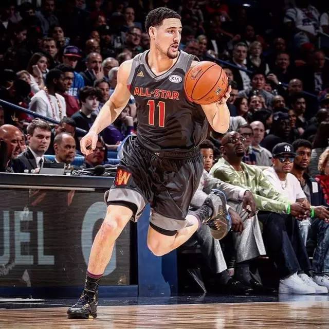 单手指天！布伦森突破抛传 米切尔·罗宾逊空接双手暴扣！（布伦森突破抛传妙助，米切尔·罗宾逊空接双手重扣，单手指天庆祝！）