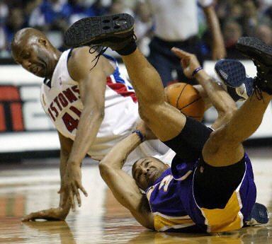 美记：相比选秀权雄鹿更想用字母换成名球星，比如特雷·杨（美媒：雄鹿宁要即战力巨星而非选秀权，甚至愿用字母哥换来如特雷·杨等球星）