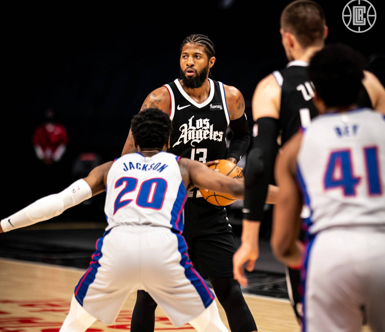 德尚：于帕是最好的后卫之一，他是否续约对法国队都没问题（德尚：于帕是顶级后卫，续约与否都不影响法国队）