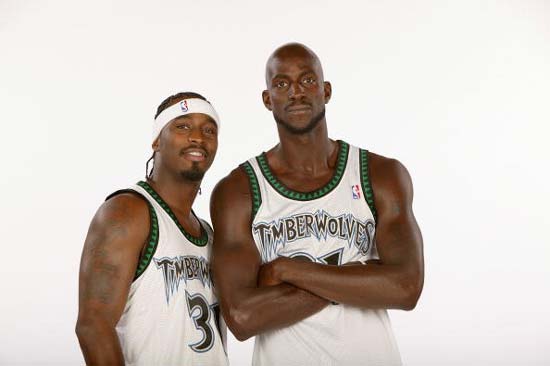 恩比德半场高效表现，独揽13分9篮板2盖帽（恩比德半场爆发：13分9篮板2封盖高效输出）