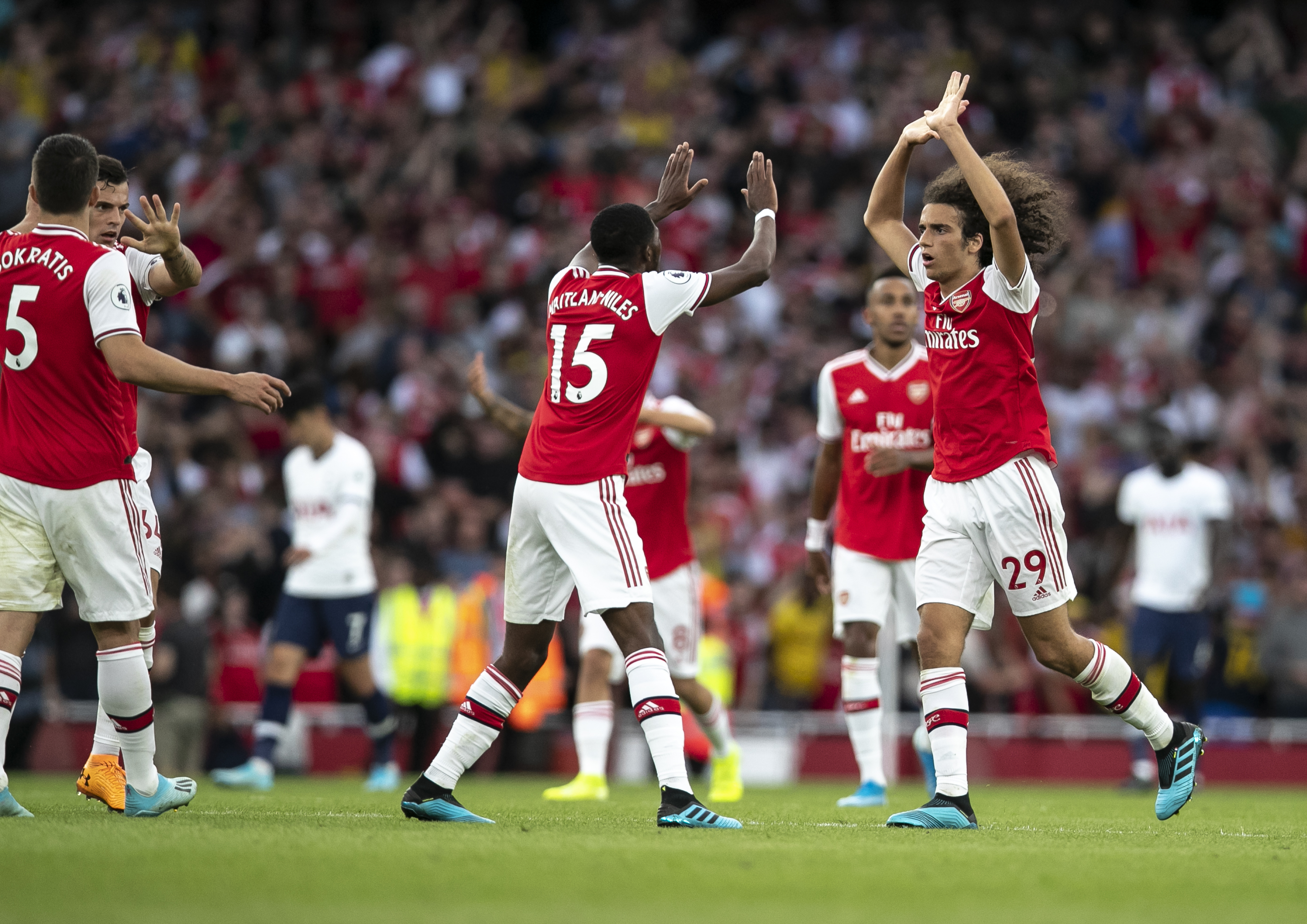 体坛记忆｜盘点NBA球星的大牌女粉丝，名气与财力丝毫不输自己的偶像（体坛回顾｜盘点追星NBA的女明星：名气与财力丝毫不逊偶像）