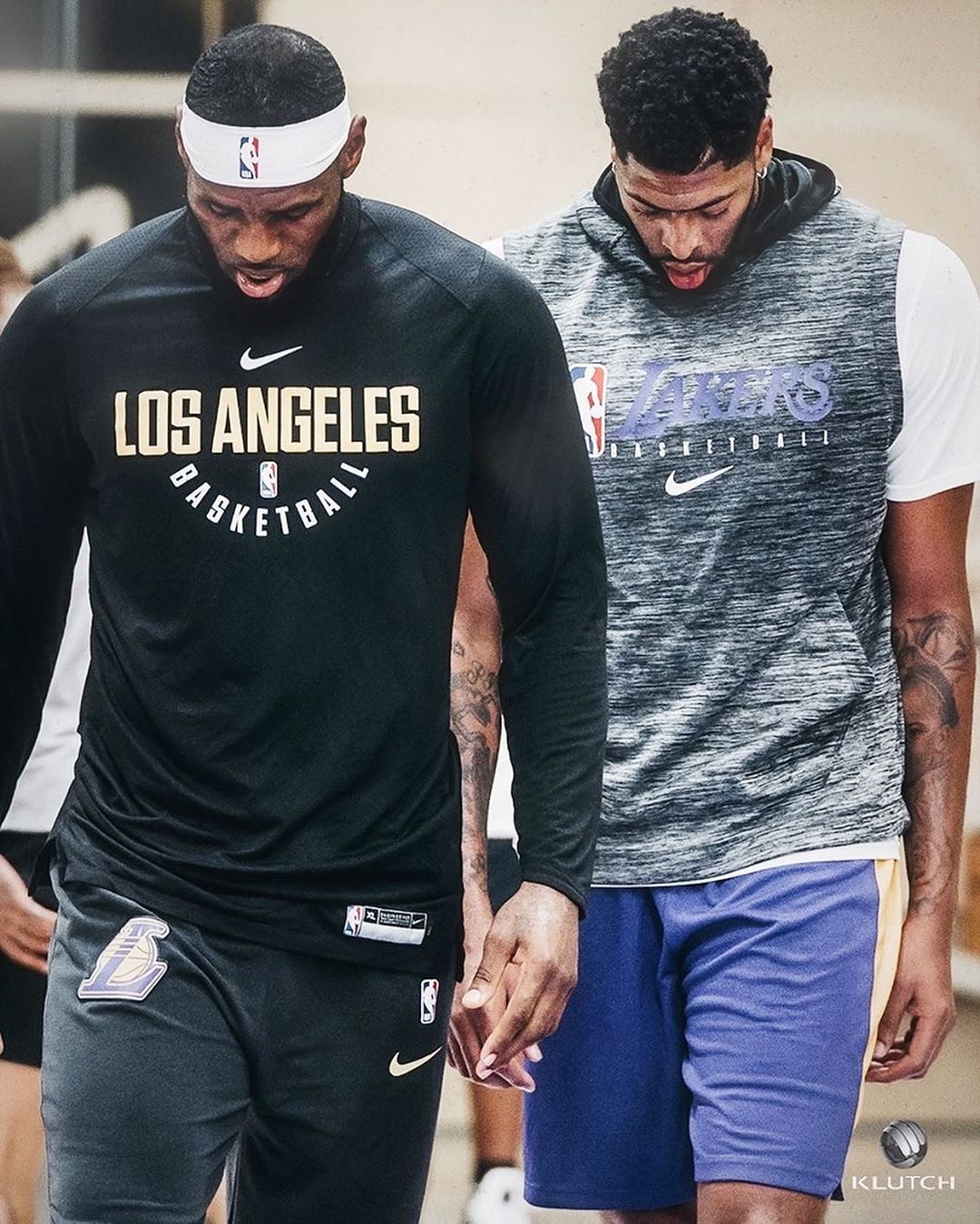 被赠送云达不莱梅印有8号的球衣，克罗斯：这是合同报价吗（收到云达不莱梅8号球衣，克罗斯打趣：这是合同报价？）