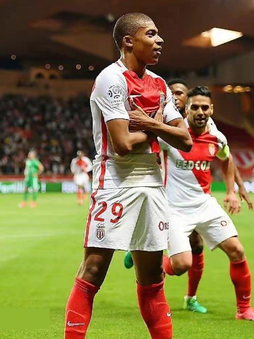 马刺客场115-102击败开拓者，福克斯37分带队取胜，展现全面实力。（马刺115-102客场击退开拓者，福克斯轰37分领军取胜，全面实力尽显）