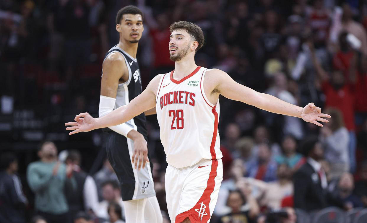 连续两赛季带不同球队欧战做客安菲尔德，阿隆索成历史第三人（阿隆索连续两季率不同球队欧战客战安菲尔德，成史上第三人）