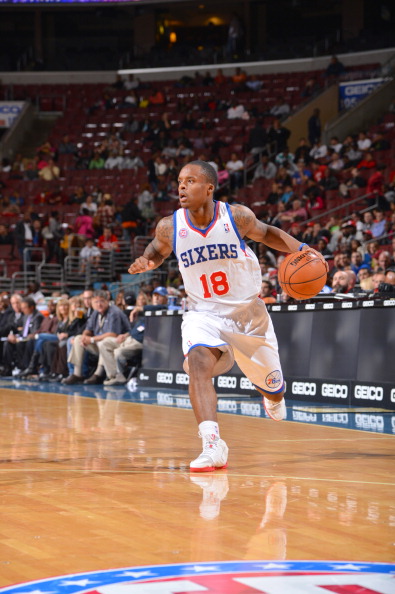 记者：舍瓦利耶因脚踝肿胀无法随队训练，能否出战雷恩存疑（舍瓦利耶脚踝肿胀缺席合练，出战雷恩成疑）