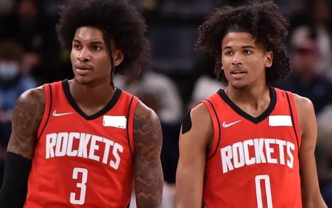 离谱的手感！库明加10投1中贡献4分7篮板3助攻（手感冰冷！库明加10投1中仅4分7板3助）