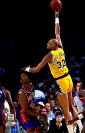 巴塞罗那与皇家贝蒂斯的西甲对决：谁将笑到最后？（西甲之战：巴塞罗那 vs 皇家贝蒂斯，鹿死谁手？）