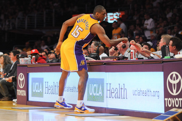 活力十足！凯尔特人连续冲抢前场篮板补篮得手 开局15-5领先猛龙（凯尔特人火力全开！连续抢下前场篮板补篮命中，开局15-5领先猛龙）