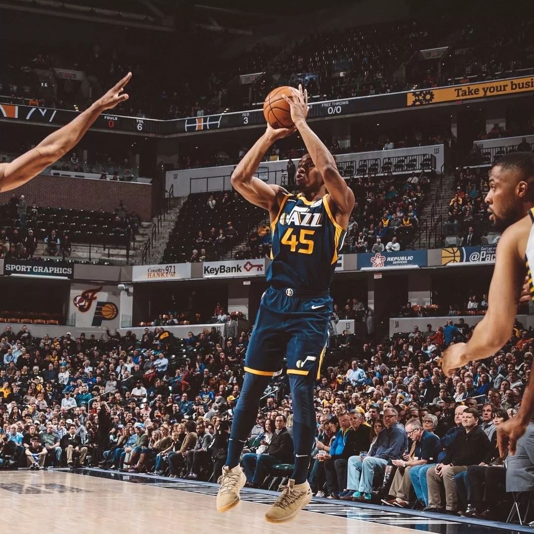 郭艾伦半场表现：得分效率不高，失误较多（郭艾伦半场状态：得分效率偏低，失误偏多）