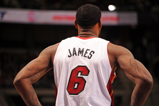 希勒：伊萨克真想走就赶紧卖了，纽卡的夏窗一团糟（希勒：伊萨克若铁心离队就尽快出售，纽卡今夏转会窗一塌糊涂）