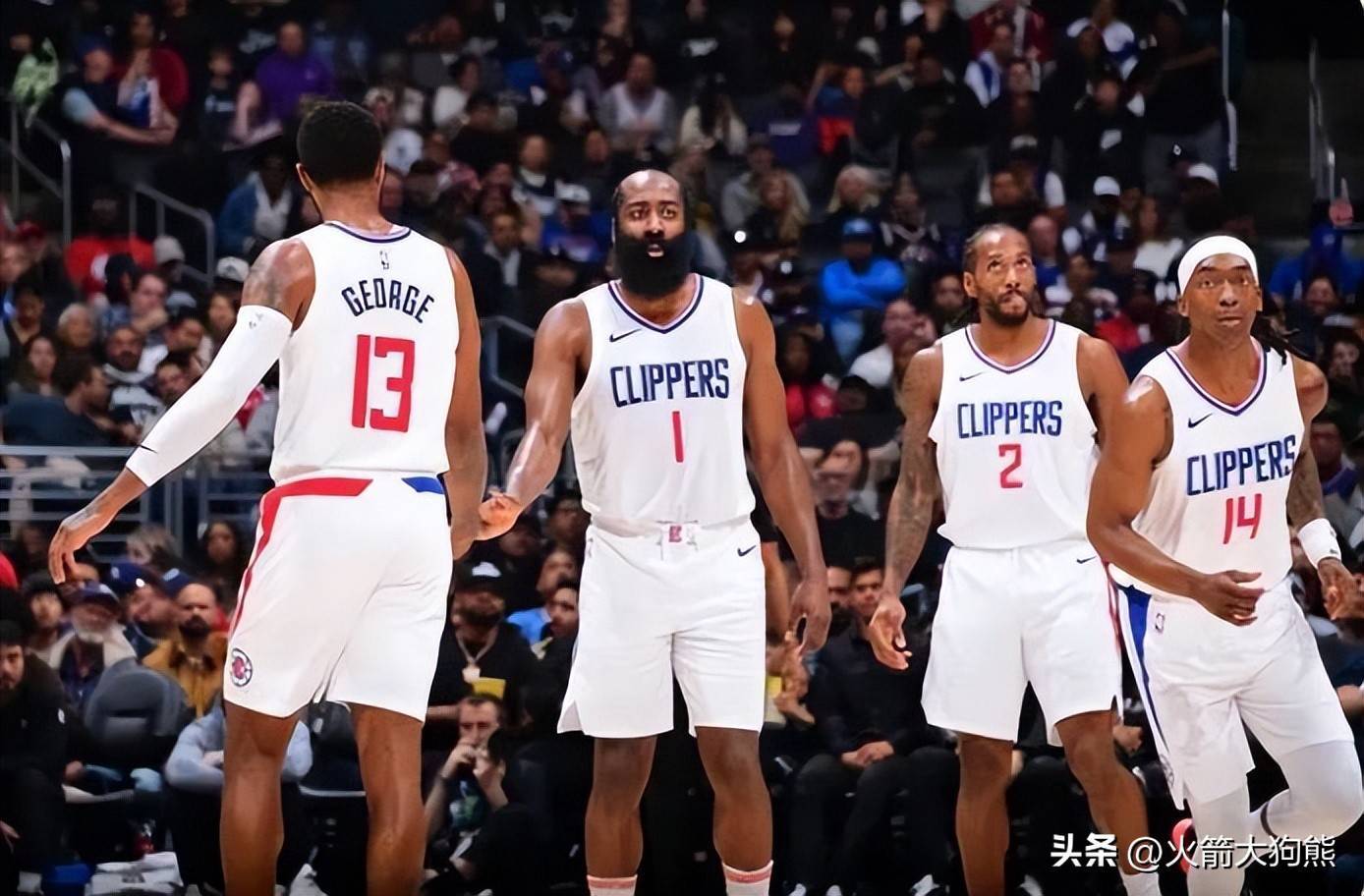 王鹤棣见老师落泪后调皮盖帽（老师落泪后，王鹤棣顽皮来个盖帽）