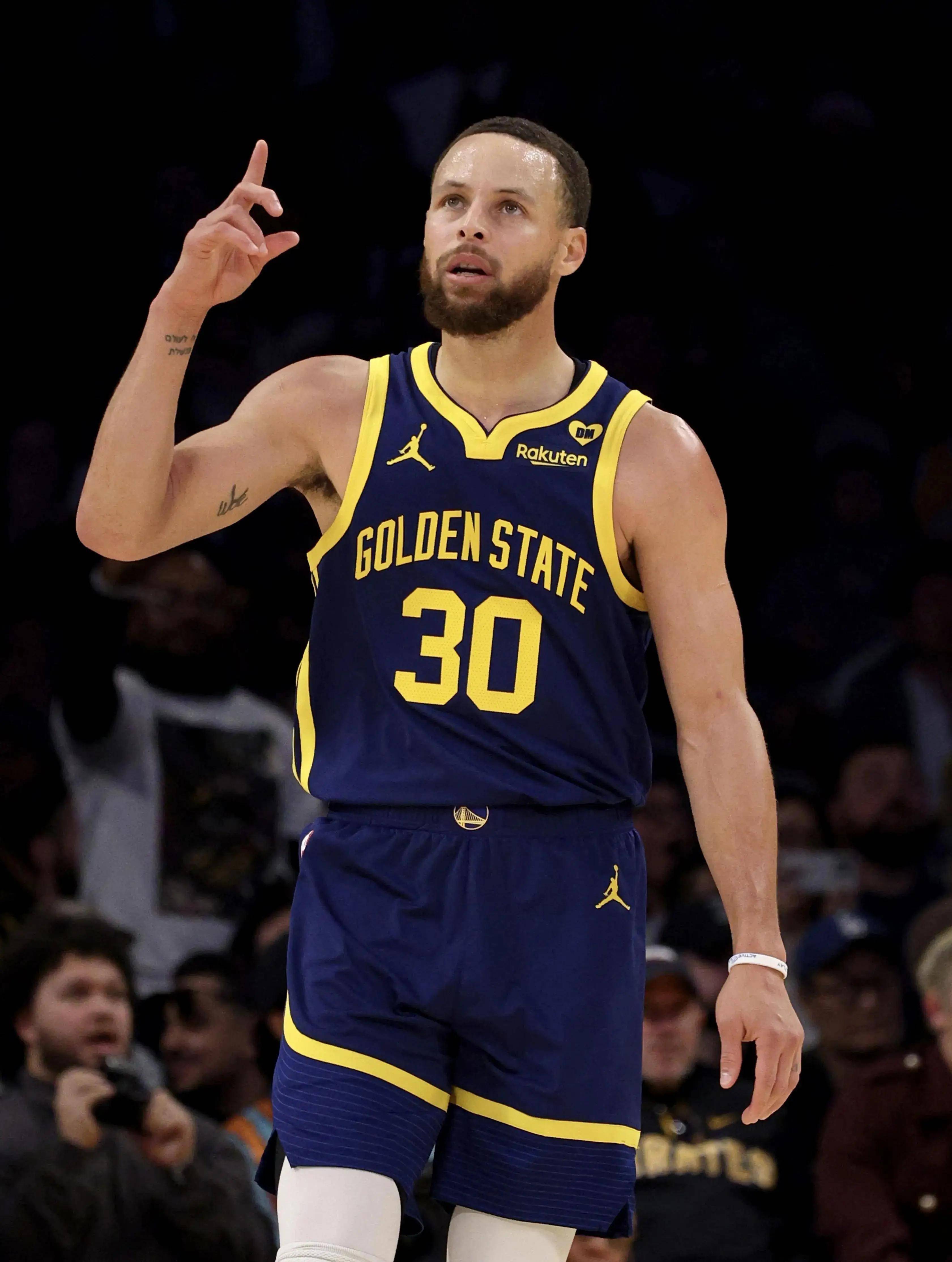 球迷在青年欧冠里对切尔西球员进行种族歧视，卡拉巴赫被罚款（因球迷在青年欧冠对切尔西球员实施种族歧视，卡拉巴赫遭罚款）